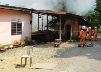 ANGGOTA bomba berusaha memadamkan kebakaran rumah didiami enam sekeluarga di Kampung Getang, Hulu Terengganu hari ini.