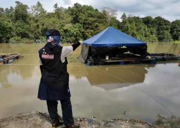 RUMAH rakit yang didiami 100 penduduk dalam keadaan bersesak-sesak akibat banjir di rumah mereka di Kampung Asli Tewowoh, Mersing, Johor.