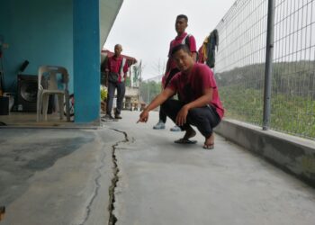 MOHD. Shafie Mukhatar menunjukkan keadaan rumahnya yang retak di Taman Bukit Kempas, Jelebu, Negeri Sembilan. – UTUSAN/ZAKKINA WATI AHMAD TARMIZI