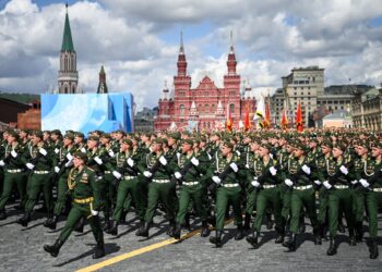 PASUKAN keselamatan Rusia mengadakan perbarisan sempena pameran ketenteraan di Red Square, Moscow, tahun lalu.-AFP