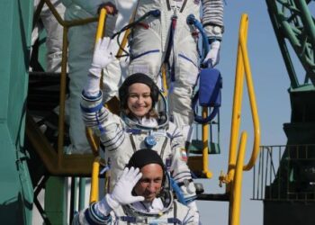 KLIM Shipenko (atas), Yulia Peresild (tengah) dan Anton Shkaplerov sebelum berlepas di kemudahan pelancaran angkasa lepas, Kosmodrom Baikonur di Kazakhstan.-AFP