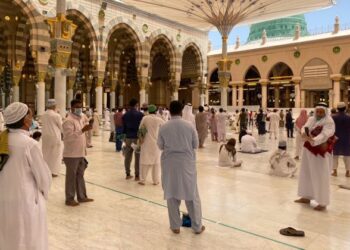 Umat Islam menunggu peluang untuk menziarahi makam Rasulullah SAW setiap kali selepas solat fardu 
di Masjid Nabawi, Madinah. – AFP