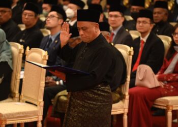 SAARANI Mohamad mengangkat sumpah sebagai Menteri Besar Perak di Istana Iskandariah, Bukit Chandan, Kuala Kangsar, semalam.