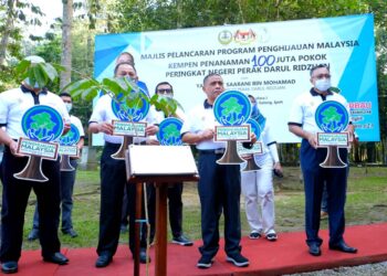 SAARANI Mohamad (dua dari kanan) memegang logo Penghijauan Malaysia sebagai simbolik Pelancaran Kempen Penanaman 100 Juta Pokok peringkat Perak di di Taman Eko Rimba Kledang Saiong, Ipoh hari ini. - UTUSAN/ZULFACHRI ZULKIFLI