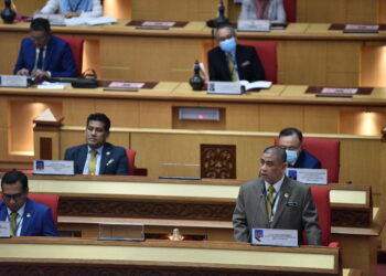 SAARANI Mohamad (berdiri) membentangkan Belanjawan Perak 2021 dalam Sidang DUN Perak di Ipoh, semalam. - PEJABAT MB PERAK