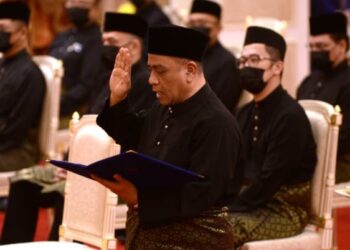 SAARANI Mohamad mengangkat sumpah jawatan Menteri Besar Perak di Istana Iskandariah, Kuala Kangsar hari ini. - GAMBAR PEJABAT SUK PERAK