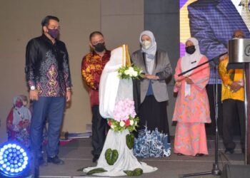 SAARANI Mohamad (dua dari kiri) melakukan gimik Pelancaran Smart G -Tuisyen dan Program Makanan Percuma pelajar SPM, SVM, STPM dan STAM 2021 di Ipoh, Perak, hari ini. - FOTO/ZULFACHRI ZULKIFLI