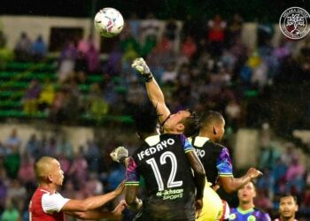 PENJAGA gol Sabah, Khairul Fahmi Che Mat mengeluarkan percubaan lawan di Likas malam ini. - IHSAN MELAKA UNITED