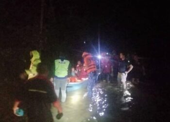 Pasukan penyelamat memindahkan mangsa terjejas banjir di Kota Marudu. - IHSAN APM