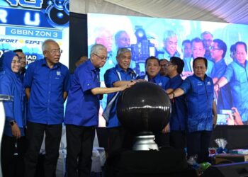 AHMAD Zahid Hamidi (tengah) bersama Perdana Menteri, Datuk Seri Ismail Sabri Yaakob (tiga kiri) dan Bung Moktar Radin (tiga kanan) semasa program Gelombang Biru di Kimanis hari ini.