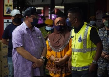 SAIFUDDIN Abdullah menyantuni penduduk terjejas banjir di Indera Mahkota, Pahang semalam. – IHSAN SAIFUDDIN ABDULLAH