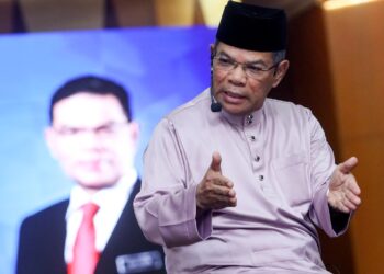 SAIFUDDIN Nasution Ismail ketika sesi dialog bersama media di Putrajaya. - UTUSAN/FAISOL MUSTAFA