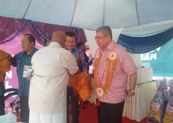 SAIFUDDIN Abdullah ( kanan) menerima kalungan bunga malai  pada Majlis Sambutan Hari Deepavali Perikatan Nasional Pahang di Bentong, Pahang. hari ini - UTUSAN/HARIS FADILAH AHMAD