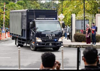 KENDERAAN membawa anggota kumpulan `Geng Sakai' di Mahkamah Sesyen Kuala Lumpur, hari ini. - UTUSAN/AMIR KHALID