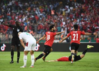 MOHAMED Salah (tengah)  meraikan jaringannya ketika membantu Mesir menewaskan Maghribi di Stadium Ahmadou Ahidjo, Yaounde hari ini. - AFP