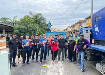 ABD. Hamid Hussin (depan) menyertai gotong-royong membersihkan kawasan penduduk yang ditimpa banjir di Taman Emas, Dengkil, Selangor.