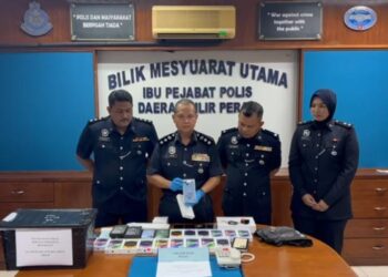 AHMAD Adnan Basri (dua dari kiri) menunjukkan barang yang dirampas hasil tangkapan ke atas suspek di sebuah kondominium di Bukit Mertajam, Pulau Pinang dalam sidang akhbar  di IPD Hilir Perak hari ini. - UTUSAN