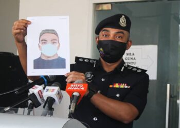 SOFFIAN Satong menunjukkan lakaran wajah salah seorang suspek yang dipercayai menyorokkan seorang bayi lelaki berusia tiga bulan di dalam tong polisterina di flat Jalan Van Praagh, Jelutong, Pulau Pinang Isnin lalu.