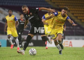 PEMAIN tengah Sarawak United Sandro da Silva diasak pemain tengah Sri Pahang Manuel Hidalgo dalam pertembungan kedua-dua pasukan bagi aksi kumpulan A Piala Malaysia.