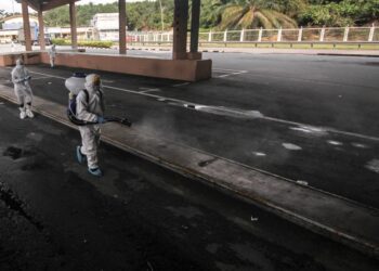 ANGGOTA bomba melakukan kerja-kerja sanitasi di KSAB, Gelang Patah, Iskandar Puteri, Johor.