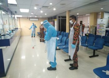 ANGGOTA Jabatan Bomba dan Penyelamat Malaysia (JBPM) Perlis melakukan proses sanitasi di ibu pejabat JPJ Perlis hari ini.- UTUSAN/NAZLINA NADZARI