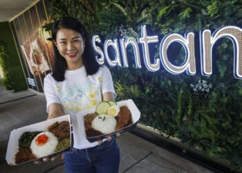 Catherine Goh menunjukkan antara menu yang terdapat di Santan Cafe pada Majlis Pelancaran Restoran Santan cawangan kedua di sini hari ini. Gambar: SHIDDIEQIIN ZON