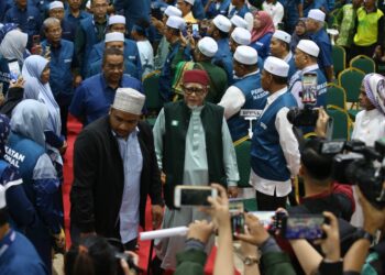 MUHAMMAD Sanusi Md. Nor mengiringi Abdul Hadi Awang ketika hadir ke Majlis Pengisytiharan Calon PN Kedah di Kompleks Pas Kedah, Alor Setar, Kedah. - UTUSAN/SHAHIR NOORDIN