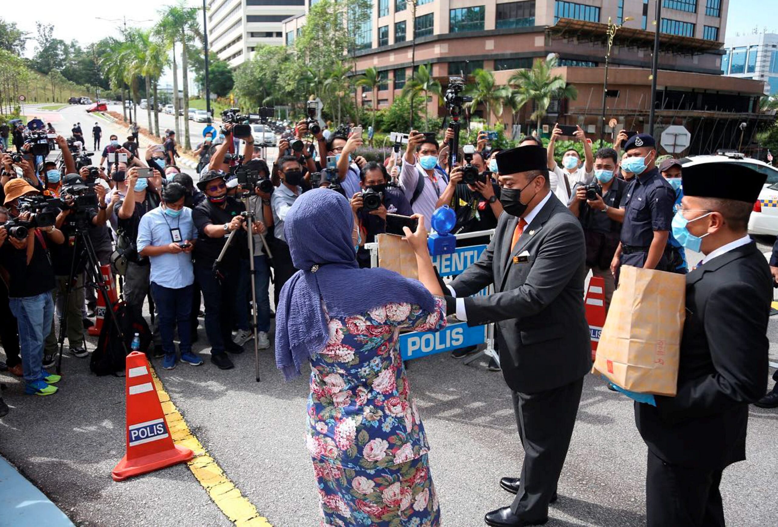 Seri Paduka bekal sarapan kepada petugas media - Utusan ...