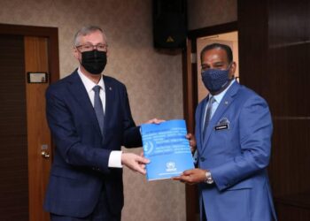 M. SARAVANAN menerima kunjungan delegasi daripada Pejabat UNHCR diketuai Thomas Albrecht khusus bagi membincangkan program imunisasi Covid-19 kepada pemegang kad UNHCR di negara ini, di Kementerian Sumber Manusia, Putrajaya, hari ini.