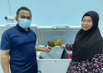 ROSLIANI Bakri dan suaminya menunjukkan Sate K- Mayan yang diusahaknanya  di Kemayan, Bera, Pahang. – UTUSAN/SALEHUDDIN MAT RASAD