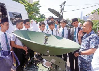 Pelajar-pelajar Sekolah Menengah Agama Persekutuan Kajang mendengar penerangan mengenai satelit  sempena Hari Kesedaran Satelit 2023 di Kompleks Haigate ATM di ibu negara semalam. – UTUSAN/SHIDDIEQIIN ZON