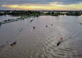 SEBAHAGIAN daripada kawasan sawah padi yang ditenggelami banjir di negeri ini, baru-baru ini.