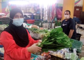 YUSNITA Yusof menunjukkan sayur sawi mencatat kenaikan harga ketika ditemui di Pasar Awam Bagan Serai hari ini. - UTUSAN/WAT KAMAL ABAS