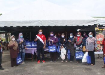 ZARINA Mohd. Bain (tiga dari kanan) bersama penerima sayur percuma sempena Sambutan  Hari Wanita di Peladang Bizz Centre, Bt. 29, Pekan Nanas, Pontian, Johor hari ini.