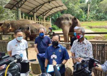 AHMAD Hamzah ketika sidang akhbar selepas melakukan lawatan ke Zoo Melaka, Ayer Keroh, Melaka. - UTUSAN/DIYANATUL ATIQAH ZAKARYA