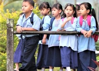 PELIHARALAH anak dengan sebaiknya. - GAMBAR HIASAN/AFP