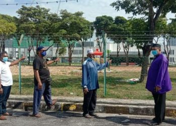 BAHARUDIN Ibramsah (dua dari kanan) menunjukkan tanah lot 7738, Mukim 13, Ayer Itam, Georgetown, Pulau Pinang yang telah ditambun dan diletakkan peralatan permainan semalam. – FOTO/NOOR HASLIZA NUSI