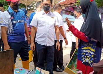 MOHAMAD Alamin (tengah) meninjau kerja-kerja pembersihan sekolah di SK Pogoh, Segamat di Johor.