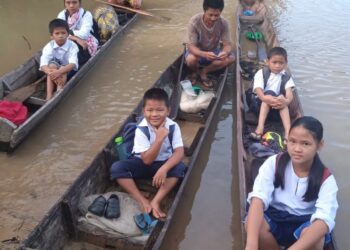 PELAJAR SK Pinapak Pitas di Sabah menaiki perahu untuk ke sekolah.