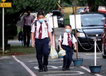 MURID digalakkan memakai pakaian seragam sekolah apabila sesi persekolahan baharu dibuka pada 21 Mac ini. - FOTO/ZULFACHRI ZULKIFLI