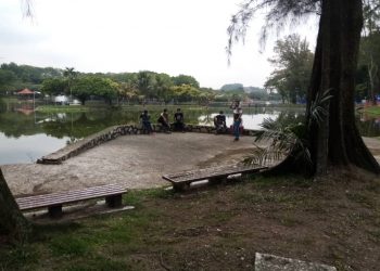 ENAM warga asing sedang menunggu majikan untuk mengambil mereka di Taman Tasik Shah Alam, Shah Alam, Selangor hari ini- UTUSAN/MOHAMAD NAUFAL MOHAMAD IDRIS