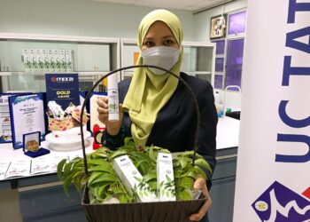 NORAZLINA Hashim menunjukkan losen daun semambu yang dihasilkan pasukannya hingga meraih pengiktirafan antarabangsa ketika ditemui di Kemaman, hari ini. - NIK NUR IZZATUL HAZWANI NIK ADNAN