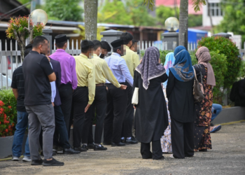 SEBAHAGIAN daripada sembilan pelajar yang dituduh mencederakan tiga pelajar lain di asrama sebuah sekolah menengah berada di Mahkamah Majistret Kemaman, Kemaman hari ini. - UTUSAN/PUQTRA HAIRRY ROSLI