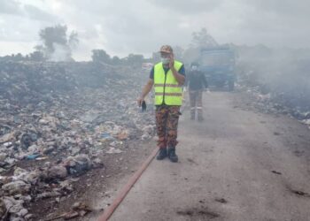 ASAP tebal dari tapak pelupusan sampah seluas lapan hektar di Kok Bedulllah yang terbakar sejak dua minggu lalu mengganggu kehidupan penduduk. - FOTO/ROSLIZA MOHAMED