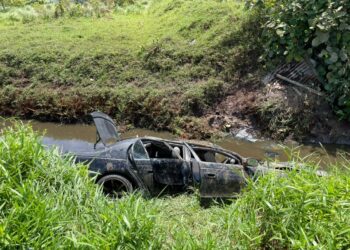 KEADAAN kereta yang terjunam ke dalam parit di selekoh Kem Bina Negara, Tanjung Rhu, dekat Sepang, Selangor. - IHSAN IPD SEPANG