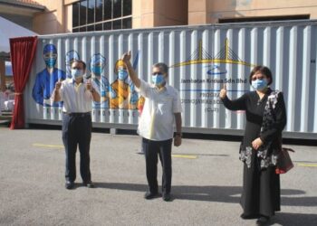 FAISAL Shahbudin (kiri) menunjukkan tanda isyarat bagus dalam majlis penyerahan sebuah kontena yang diubah suai untuk kegunaan Unit Farmasi Logistik Hospital Pulau Pinang di Georgetown hari ini. - FOTO/MUHAMMAD FIRDAUS AMRAN