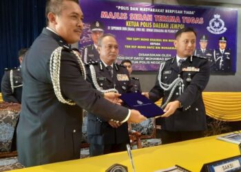 CHE ZAKARIA OTHMAN (tengah) menyaksikan penyerahan tugas Ketua Polis Daerah Jempol di antara Mohd. Khairiel Mohd. Arif (kanan) dan Mohd. Hafiz Muhammad Nor di Dewan Serbaguna IPD Jempol, Jempol, Negeri Sembilan, hari ini. - UTUSAN/BADRUL HAFIZAN MAT ISA