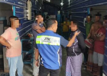 SEBAHAGIAN pekerja warga asing sebuah syarikat memproses kondom dan sarung tangan getah yang diserbu Jabatan Tenaga Kerja (JTK) dan Pertubuhan Keselamatan Sosial (Perkeso).