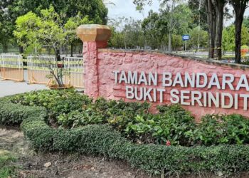 Pix 1 TAMAN Bandaraya Bukit Serindit, Melaka lenggang apabila MBMB memasang besi penghadang menghalang sebarang kenderaan memasuki kawasan tersebut. - UTUSAN/AMRAN MULUP