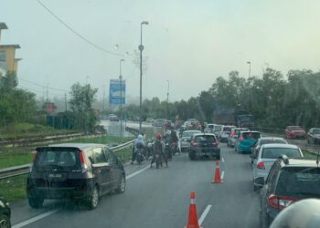 KESESAKAN teruk lebih 200 meter dilaporkan berlaku di kedua-dua arah jalan Kuala Selangor-Tanjong Karang, Selangor berikutan limpahan air fenomena air laut pasang besar, hari ini.